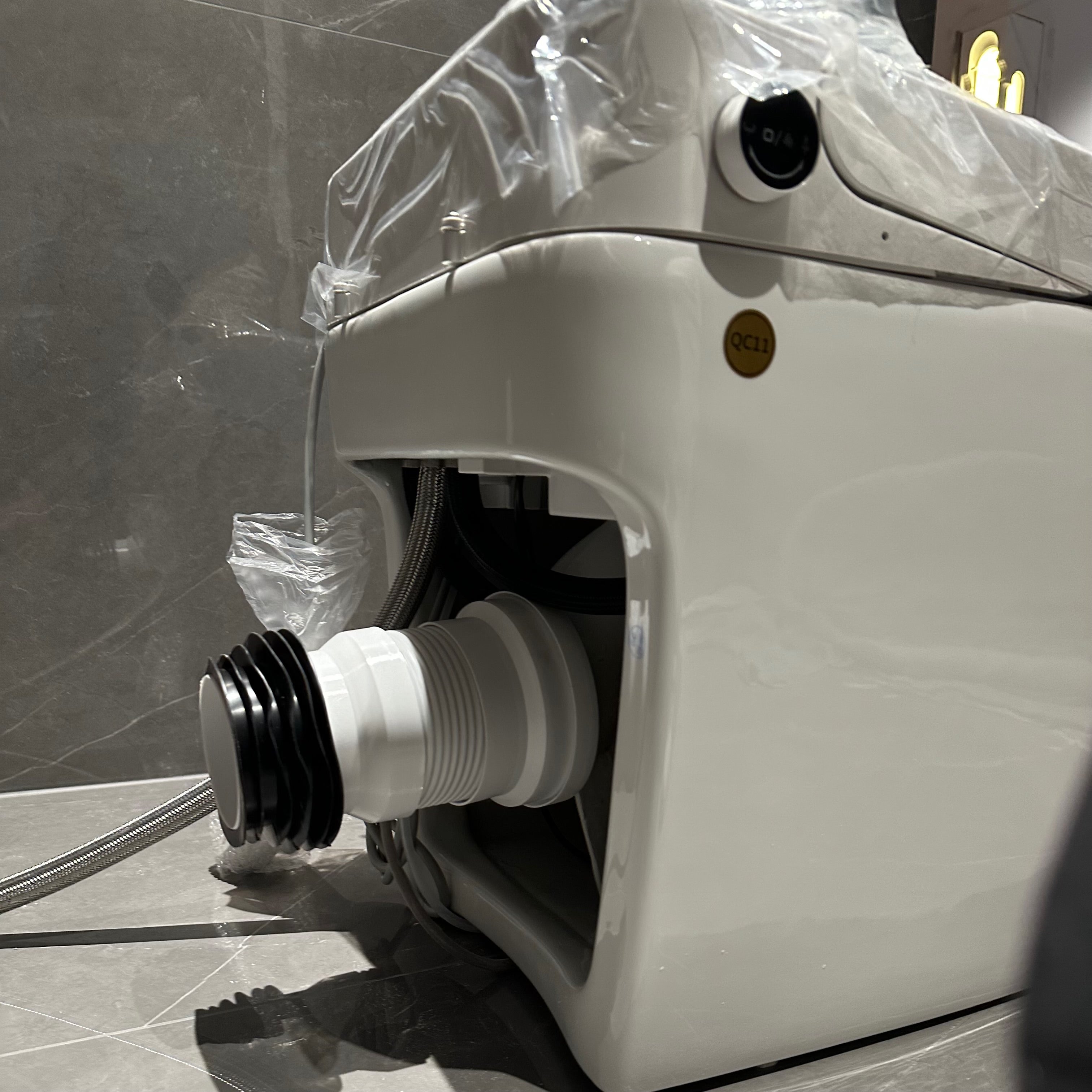 牆排式馬桶——不用預埋水箱的新款式，安裝超方便